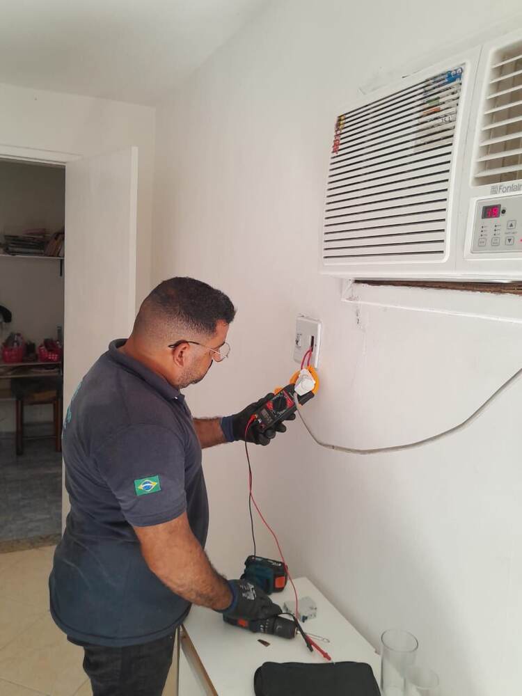 Diagnóstico técnico com alicate amperímetro - DMR Climatização